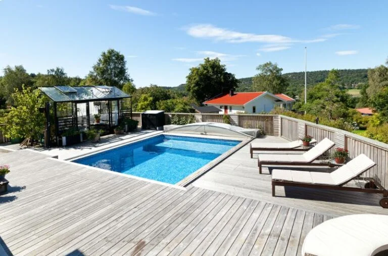 Anläggning av glasfiberpool med altandäck. Ekerö sommarstad